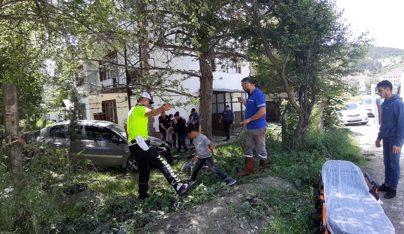 Otomobil bahçeye daldı: 1 yaralı