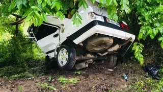 Otomobil bahçeye uçtu: 2 yaralı