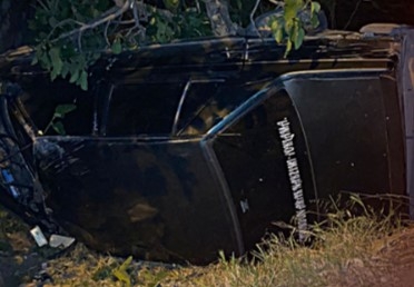 Otomobil bahçeye uçtu