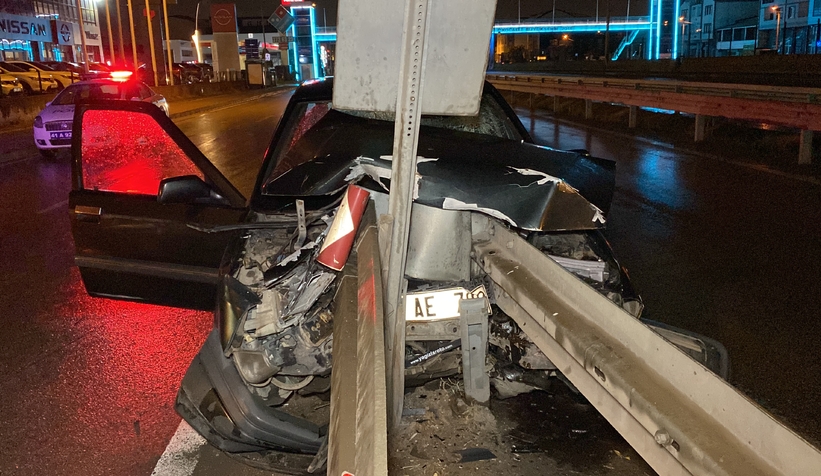 Otomobil bariyere çaptı: 1'i ağır 2 yaralı