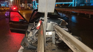 Otomobil bariyere çaptı: 1'i ağır 2 yaralı