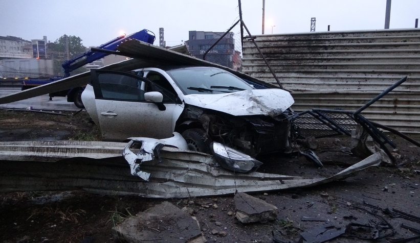 Otomobil bariyere çarptı: 2 yaralı