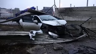 Otomobil bariyere çarptı: 2 yaralı