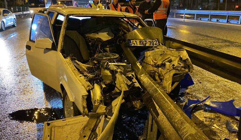 Otomobil bariyere ok gibi saplandı: 1 ağır yaralı