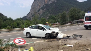 Otomobil bariyerlere çarptı, 1 yaralı