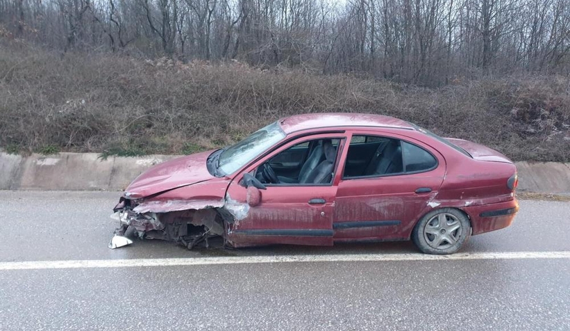 Otomobil bariyerlere çarptı: 1 yaralı