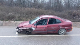 Otomobil bariyerlere çarptı: 1 yaralı