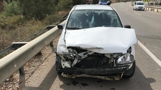 Otomobil bariyerlere çarptı: 1 yaralı