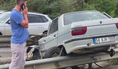 Otomobil bariyerlere çarptı