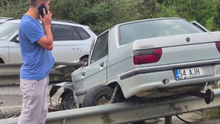 Otomobil bariyerlere çarptı