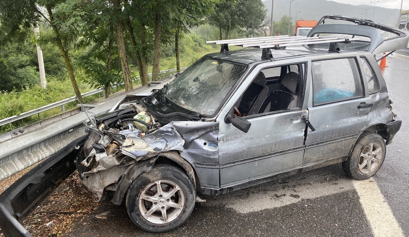 Otomobil bariyerlere girdi: 1 yaralı