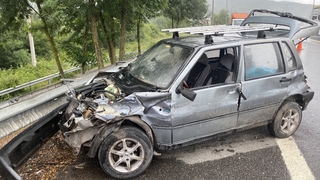 Otomobil bariyerlere girdi: 1 yaralı