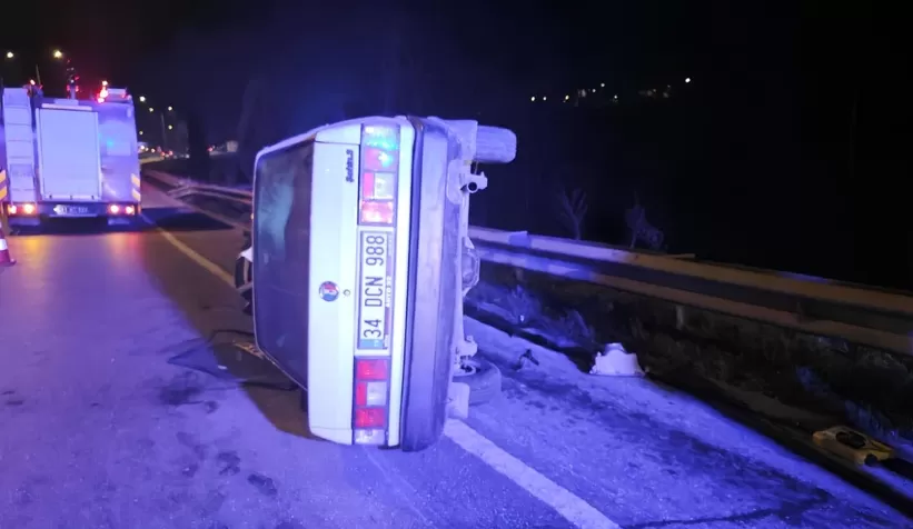 Otomobil bariyerlere girdi: 6 yaralı