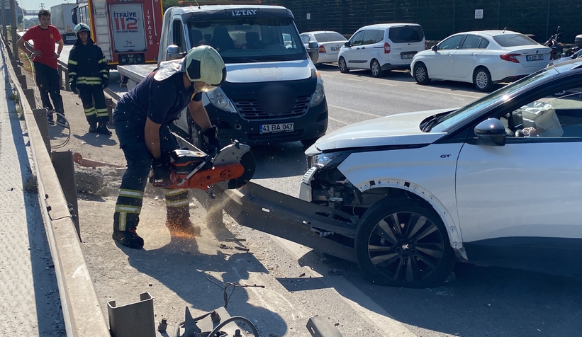 Otomobil bariyerlere ok gibi saplandı:1 yaralı