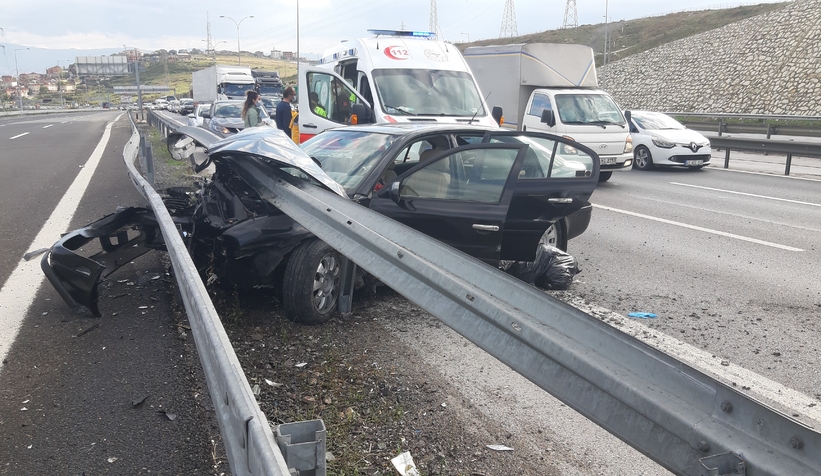 Otomobil bariyerlere saplandı: 4 yaralı