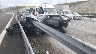 Otomobil bariyerlere saplandı: 4 yaralı