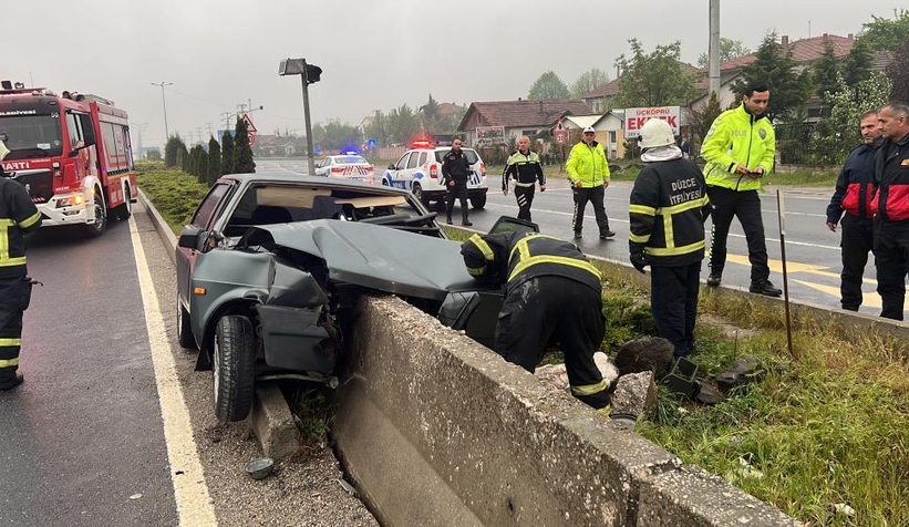 Otomobil beton bloğa saplandı: 1 yaralı