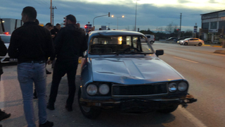 Otomobil bisikletliye çarptı