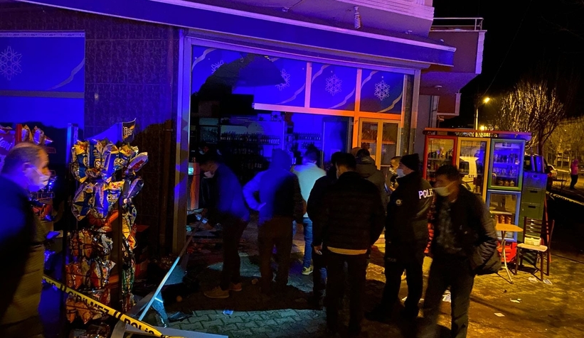 Otomobil büfeye girdi