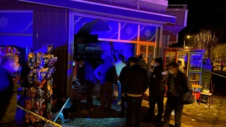 Otomobil büfeye girdi