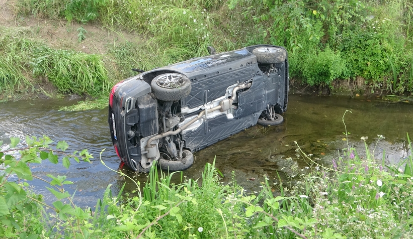 Otomobil çaya uçtu: 4 yaralı