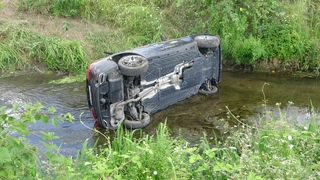 Otomobil çaya uçtu: 4 yaralı