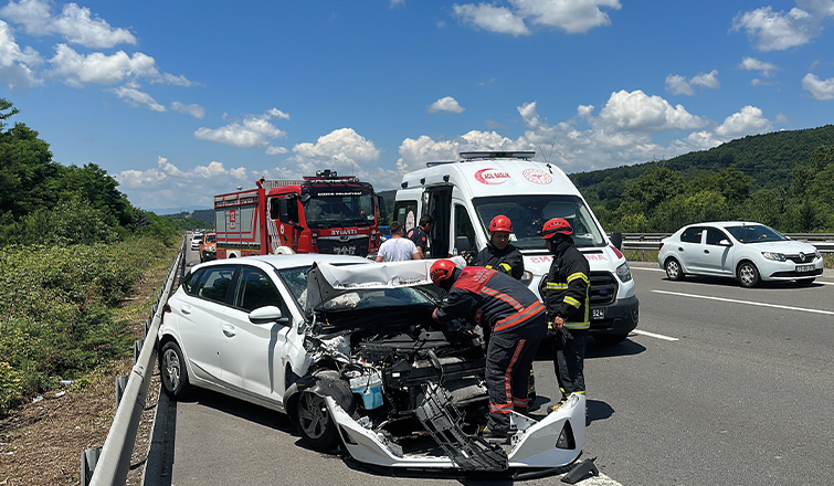 Otomobil çekiciye arkadan çarptı: 4 yaralı