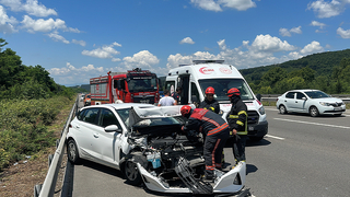 Otomobil çekiciye arkadan çarptı: 4 yaralı