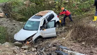 Otomobil dereye uçtu: 1 yaralı