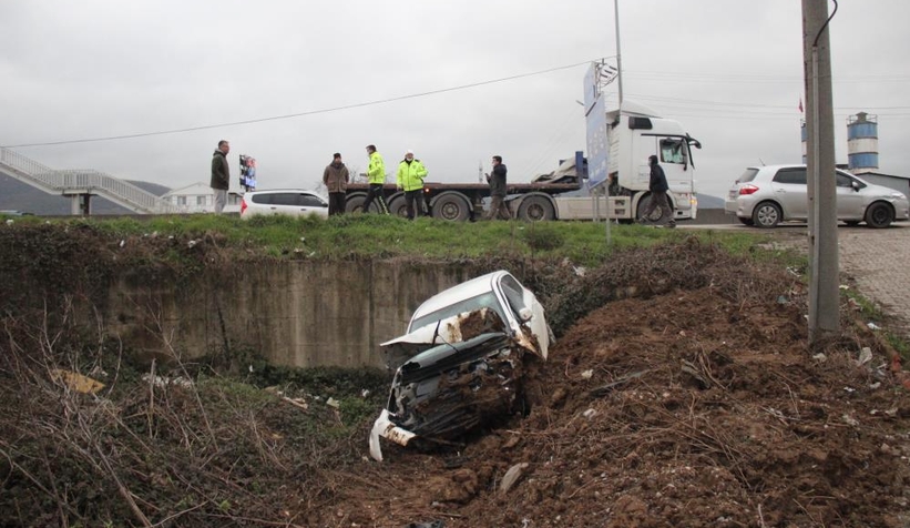 Otomobil dereye uçtu: 1 yaralı