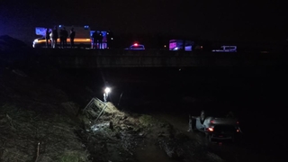 Otomobil dereye uçtu, 3 yaralı