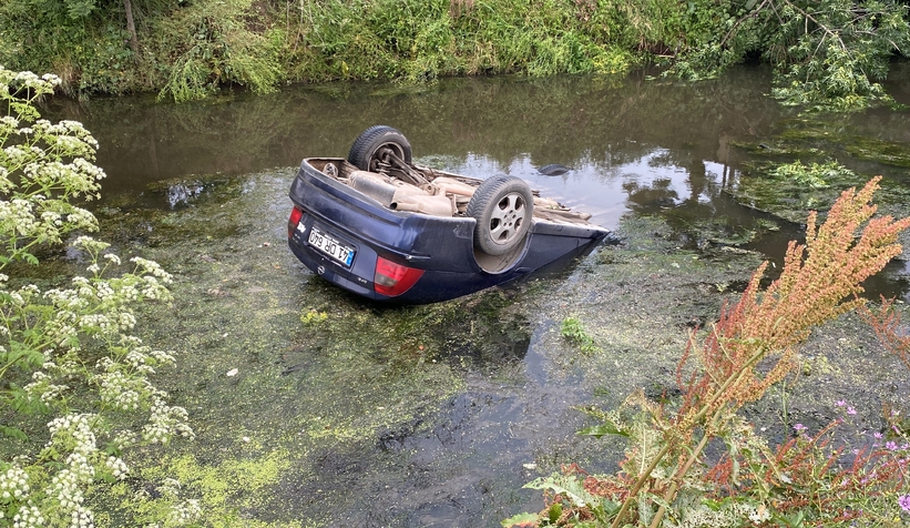 Otomobil dereye uçtu: Şantiye çalışanı kadını boğulmaktan kurtardı