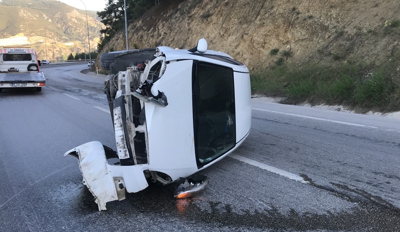 Otomobil devrildi: 2 yaralı