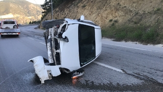 Otomobil devrildi: 2 yaralı