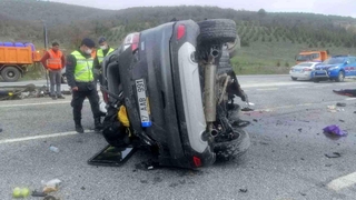 Otomobil devrildi: 5 yaralı