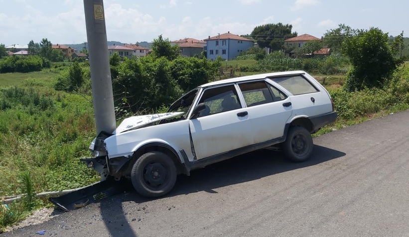 Otomobil direğe çarptı: 3 yaralı