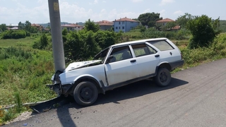 Otomobil direğe çarptı: 3 yaralı