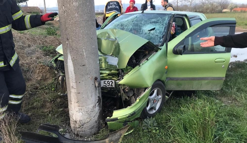 Otomobil direğe çarptı: 4 yaralı