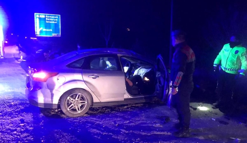 Otomobil direğe çarptı: 5 yaralı