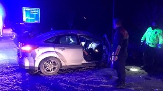 Otomobil direğe çarptı: 5 yaralı