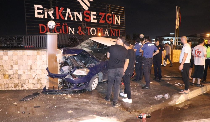 Otomobil düğün salonunun duvarına çarptı: 1'i ağır 4 yaralı