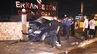 Otomobil düğün salonunun duvarına çarptı: 1'i ağır 4 yaralı