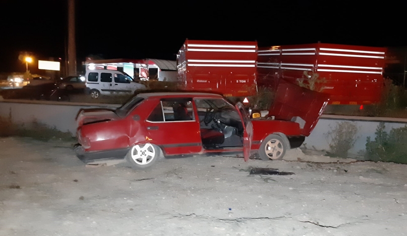 Otomobil duvara çarptı: 1 ölü