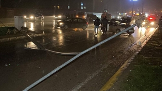 Otomobil elektrik direği ve ağaçları devirdi: 2 yaralı