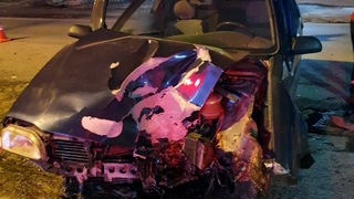 Otomobil elektrik direğine çarptı: 1 yaralı