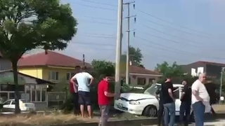 Otomobil elektrik direğine çarptı: 2 yaralı