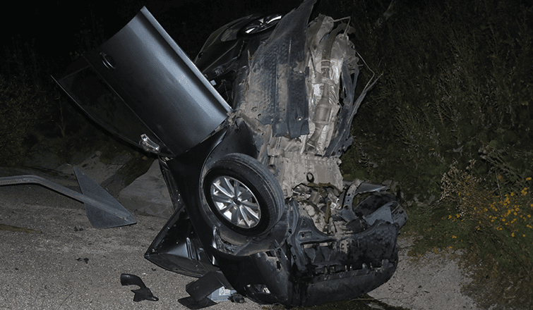 Otomobil ikiye bölündü: 1 ölü, 1 yaralı