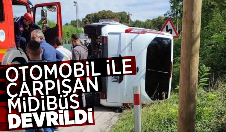 Otomobil ile çarpışan midibüs devrildi