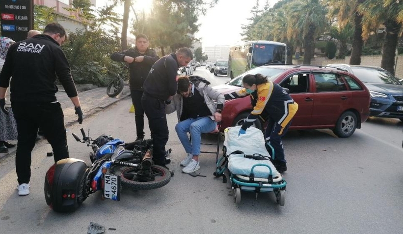 Otomobil ile çarpışan motosiklet savruldu: 2 yaralı