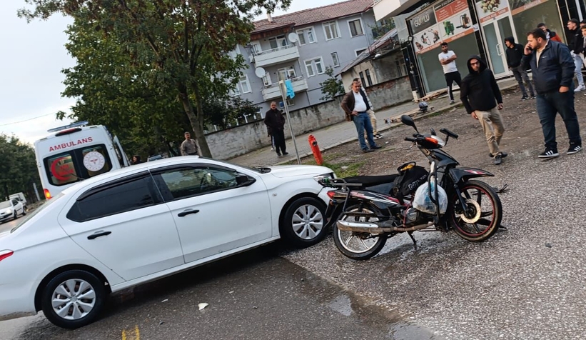 Otomobil ile çarpışan motosikletli yaralandı